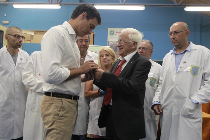 Pedro Sánchez y el padre Ángel