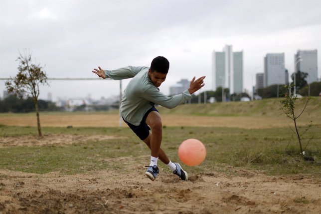 Un niño brasileño jugando al fútbol en Porto Alegre