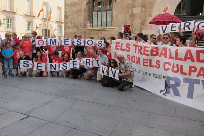 Protesta de extrabajadores de RTVV ante el Palau de la Generalitat