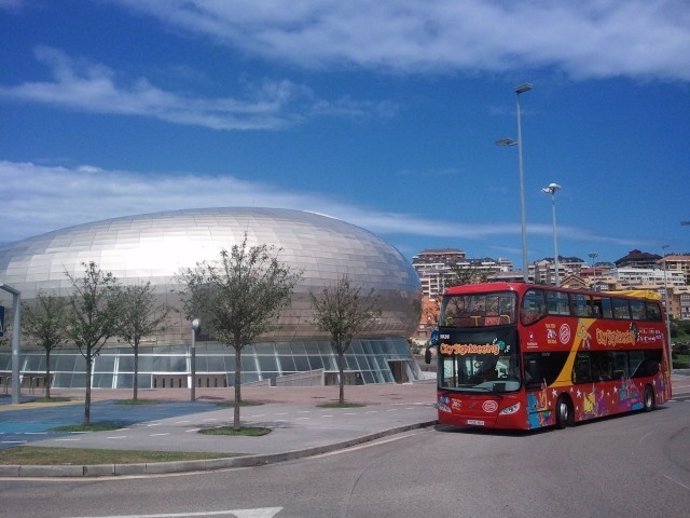 Autobús turístico de Santander en el Palacio de los Deportes   