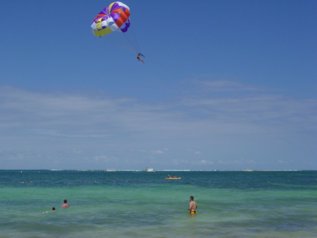 Deportista practicando parasailing