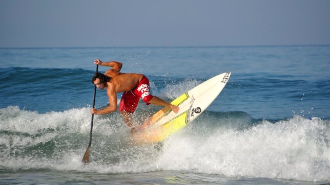 Un deportista practicando paddle surf