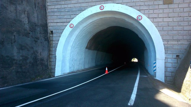 Los hastiales del túnel de Lizarraga han sido pintados de blanco.