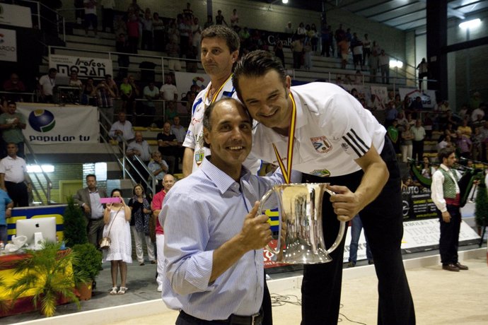 Diego entrega el trofeo a Óscar González