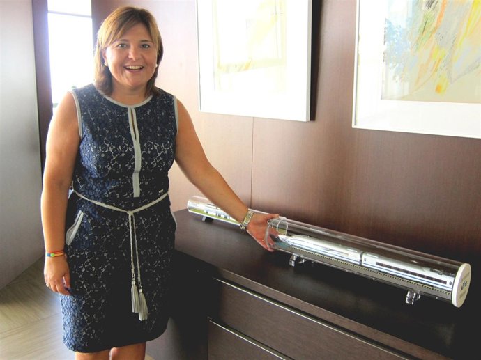 Isabel Bonig junto a una maqueta del AVE