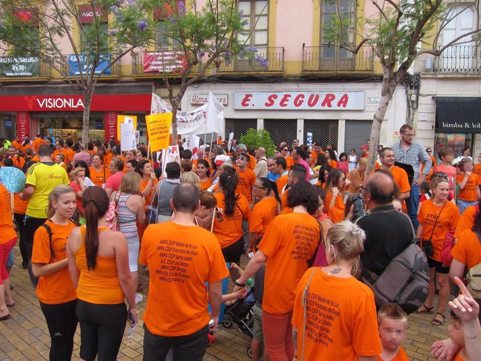 Protesta naranja contra la licitación de comedores escolares