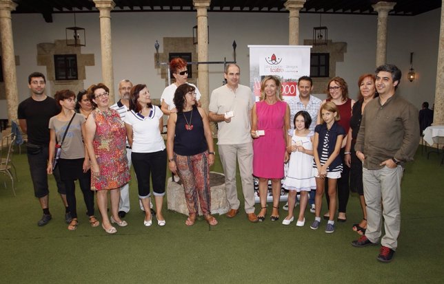 Alicia García recibe el carné 1.000 de la Asociación Amigos del Teatro