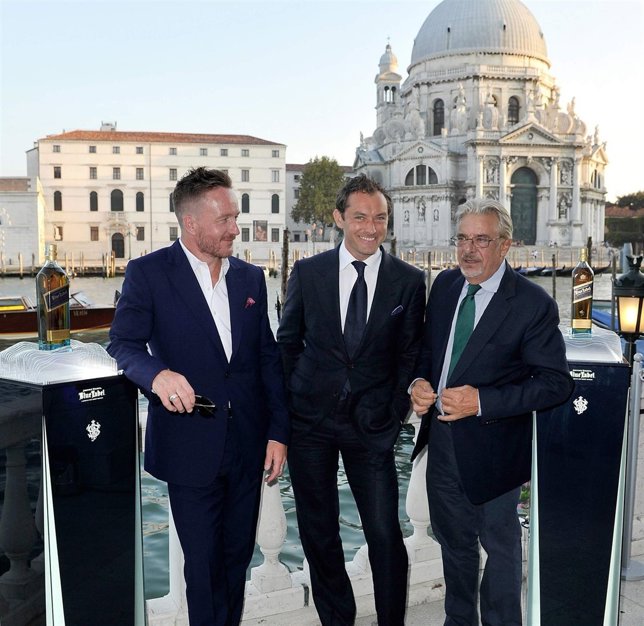 Jude Law llega a Venecia para presentar su cortometraje para Johnie Walker 