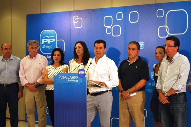 Juanma Moreno con presidentes provinciales del PP-A en Málaga