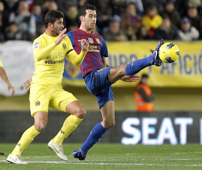 Busquets pelea un balón con Musacchio en el Villarreal-Barcelona