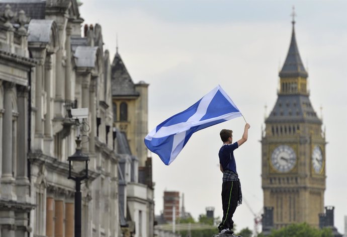 Un hombre sostiene una bandera escocesa Escocia