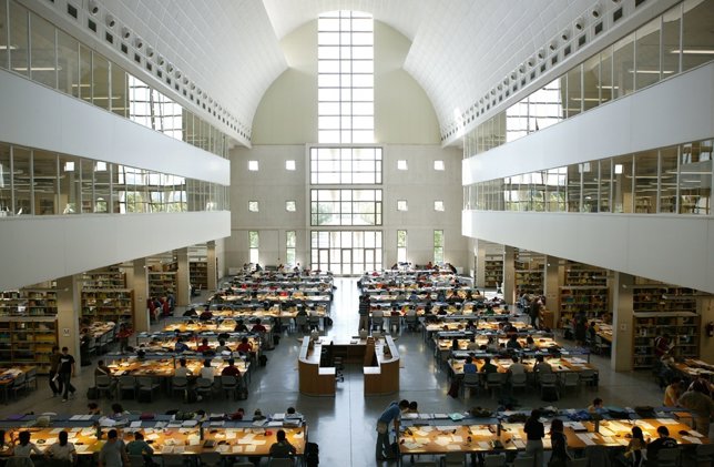 Estudiantes En La Biblioteca De La UPNA.