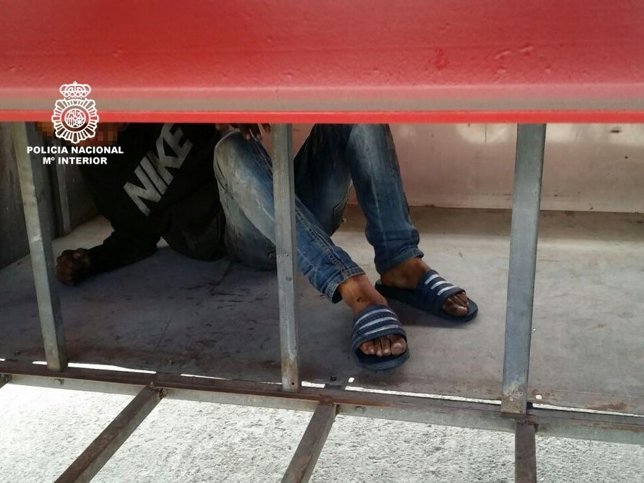 Joven inmigrante rescatado de los bajos de un camión en Motril (Granada)