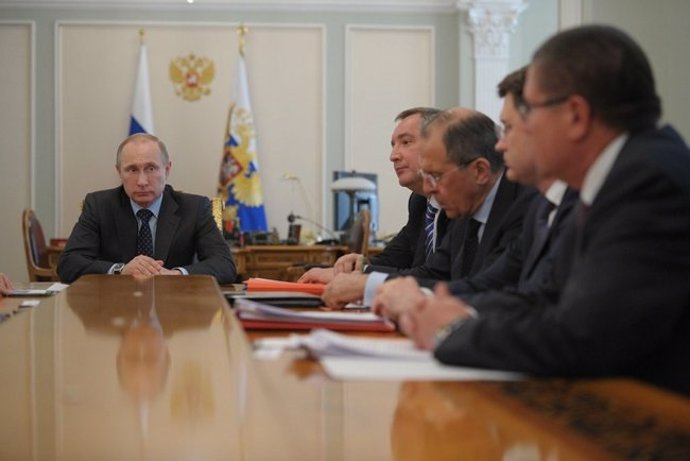 Putin recibe a sus principales ministros para hablar de Ucrania