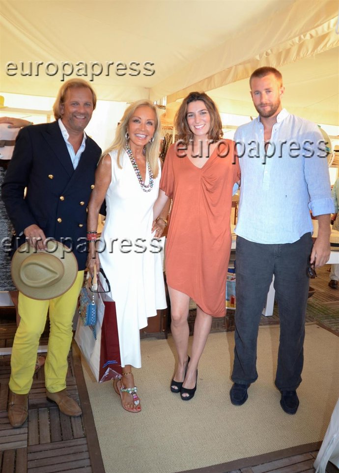 Carmen Lomana y su novio, cariñoso encuentro con la hija de Bertín Osborne