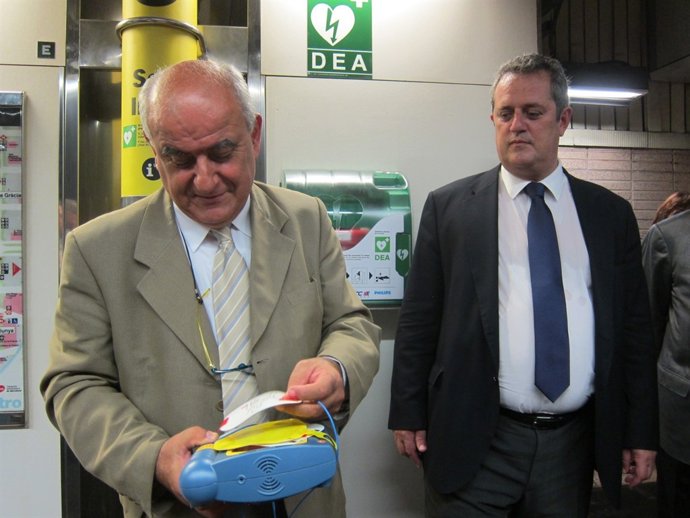 Josep Brugada y Joaquim Forn mostrando el desfibrilador