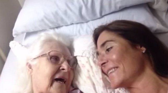 Emocionante momento en que esta anciana con Alzheimer reconoce a su hija