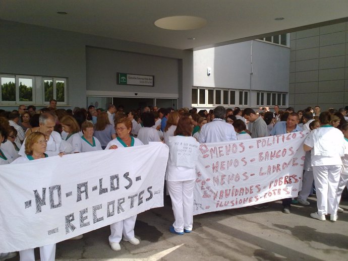 Personal sanitario manifiestándose contra los recortes de Rajoy y Junta