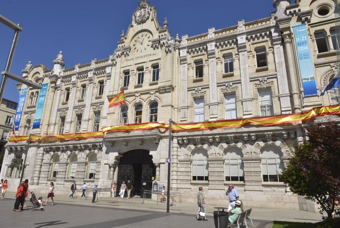 El Ayuntamiento con la bandera de España