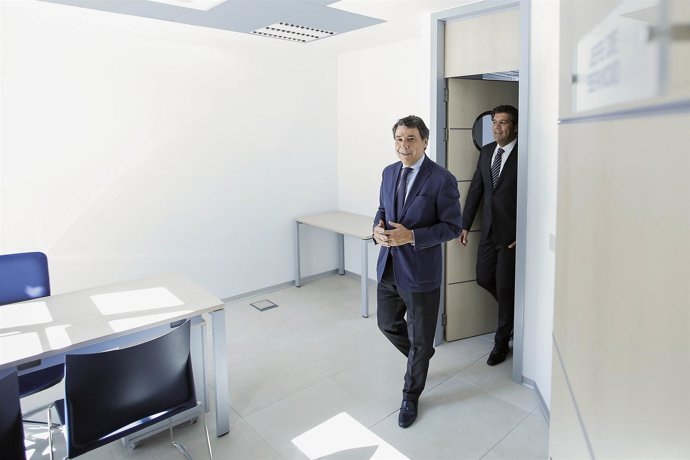 Fotografías De Ignacio Gonzalez Durante La Inauguraciónde La Nueva Sede De La Po