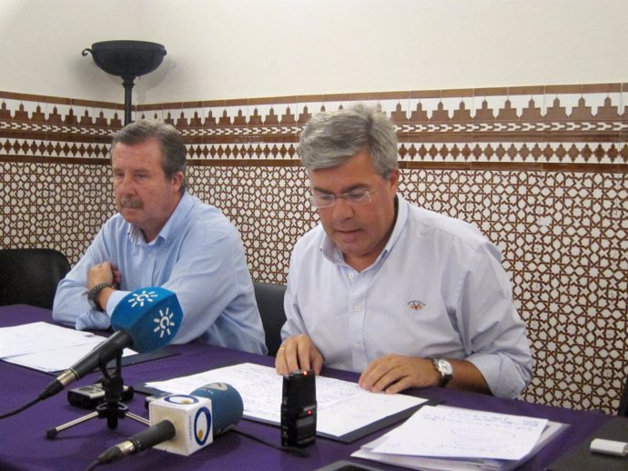 Fernández de Moya (d), junto a García Anguita, en la rueda de prensa.