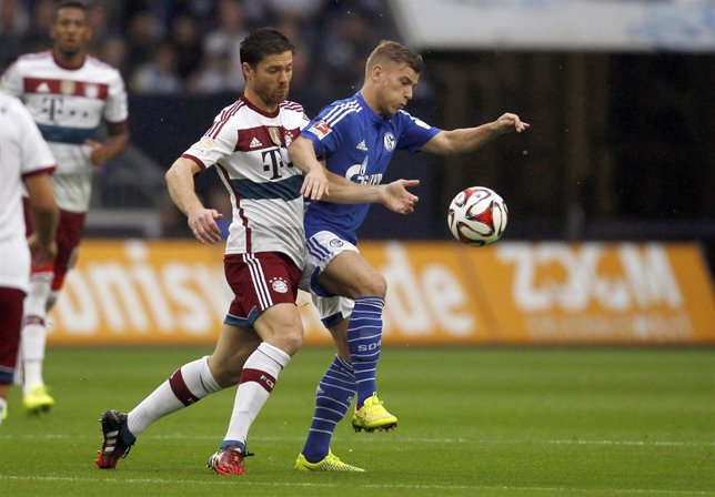 Xabi Alonso pelea un balón con Meyer