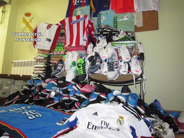 Prendas falsificadas intervenidas en el mercado de la Batalla de Flores 