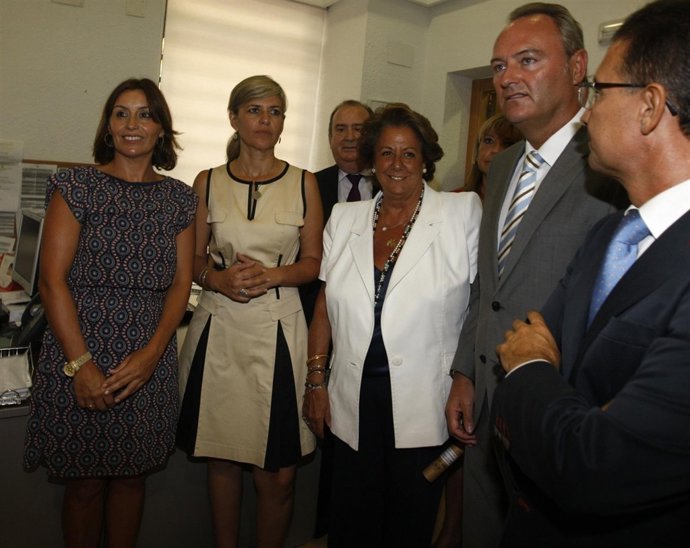 Barberá (centro) junto a Fabra durante la visita al Centro Mujer 24h.