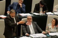 Lissavetzky le dice a Botella que "empiece a conjugar el verbo dimitir" después de que lo haya hecho Monteagudo