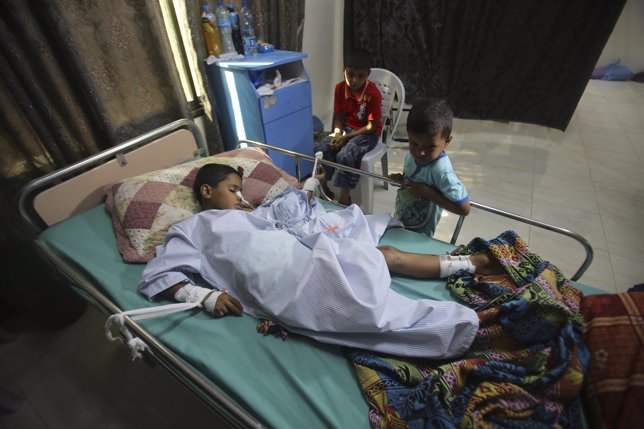 Un niño palestino herido en Gaza recibe tratamiento en un hospital
