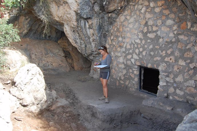 Escavaciones en la Cova de l'Or