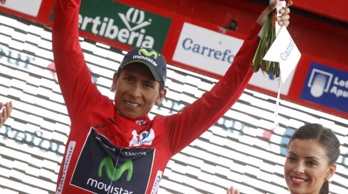 Nairo Quintana con el maillot rojo de líder de la Vuelta