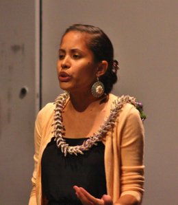 La poeta Kathy Jetnil-Kijiner, de las islas Marshall.