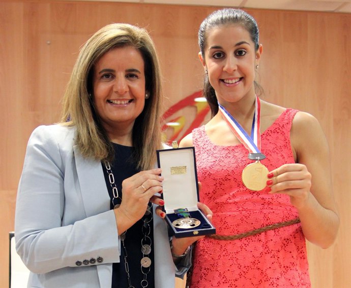Báñez entrega a Carolina Marín la medalla de la Real Orden del Mérito Deportivo 