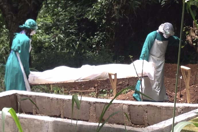 Trabajadores sanitarios trasladan a muerto por ébola en Sierra Leona