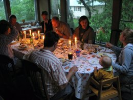 Familia cenando con velas