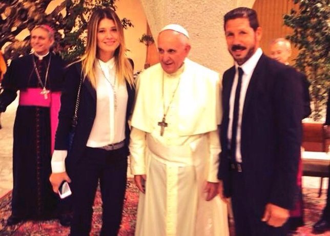 Carla pereyra diego simeone papa francisco roma iglesia religión fútbol 