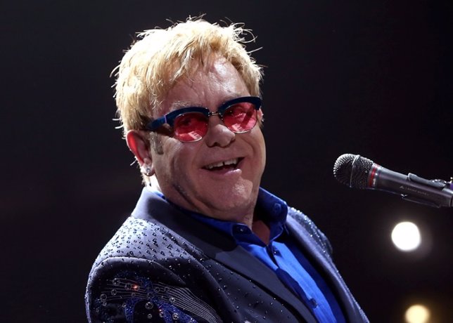 Elton John ayuda a un niño y a su familia a salir de Ucrania
