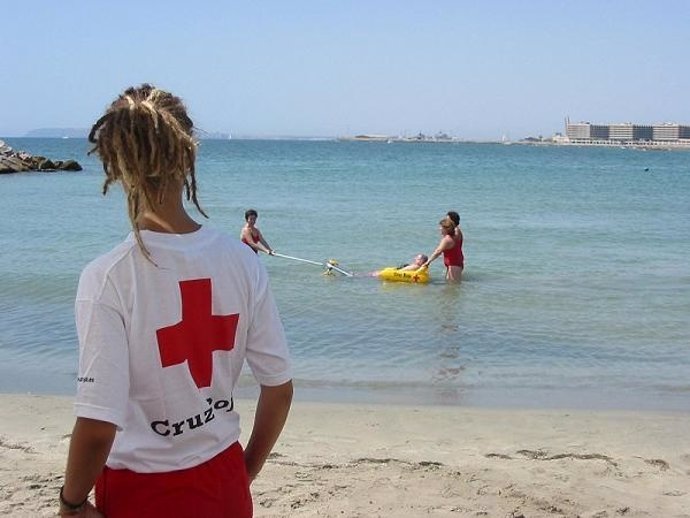 Vigilante de cruz Roja en una playa valenciana