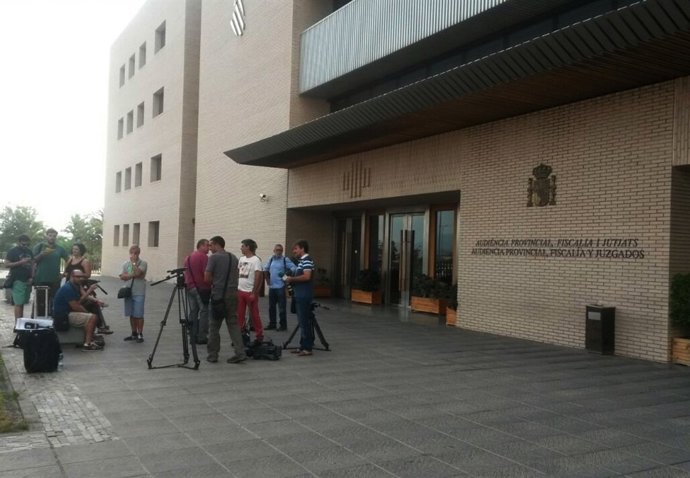 Medios de comunicación esperando a las puertas de la Ciudad de la Justicia 