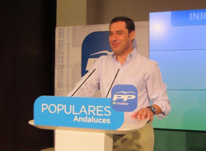 Juanma Moreno en una reunión con el Grupo del PP-A en el Parlamento