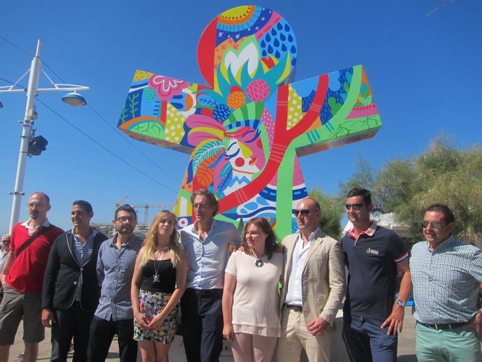 El alcalde y los artistas junto a una de las esculturas