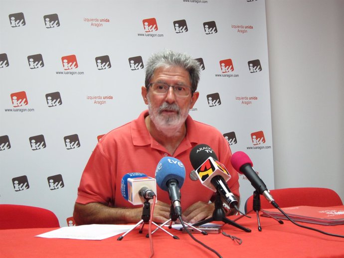 El coordinador de IU-Aragón, Adolfo Barrena, este martes en rueda de prensa