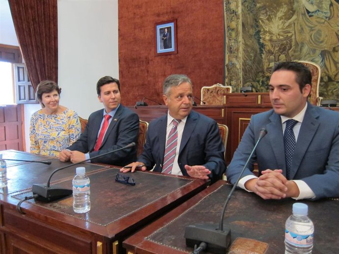 Fuentes habla con Estepa junto a los comisionados estadounidenses