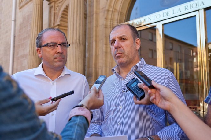 Legarra y Gil Trincado frente al Parlamento de La Rioja