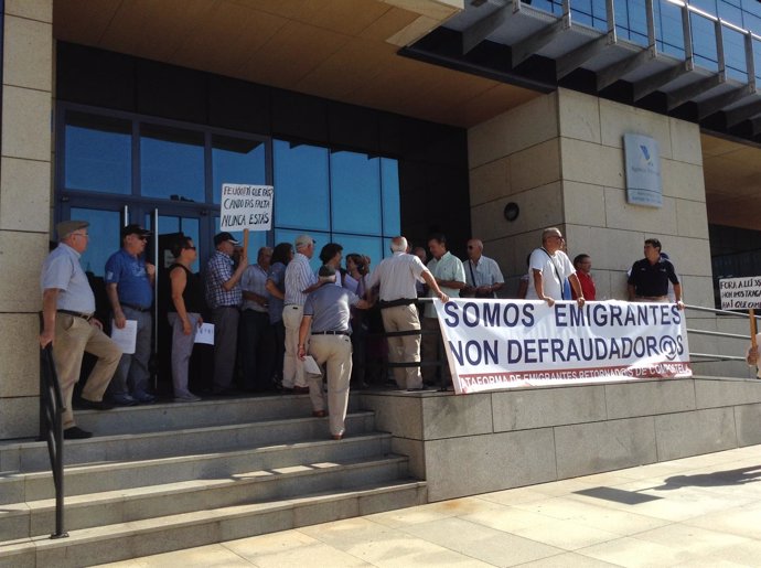 Protesta de pensionistas retornados ante la Agencia Tributaria