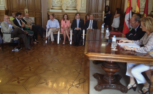 Concejales del PP acompañan a León de la Riva en la rueda de prensa