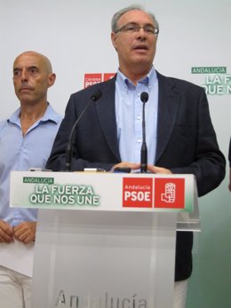 Durán interviene en la rueda de prensa junto a Antonio Hurtado