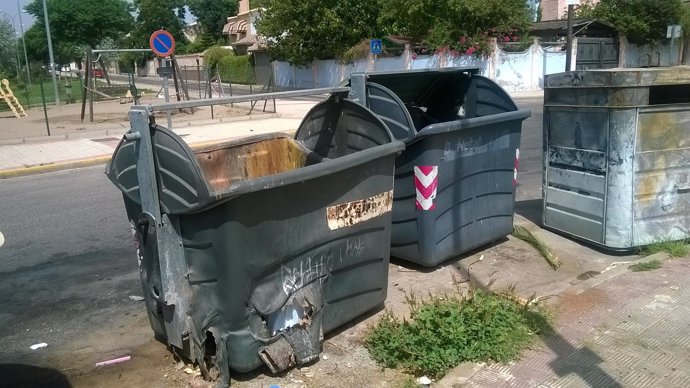 Contenedores de basura en la vía pública de Alcalá de Guadaíra.