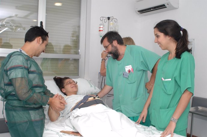 Profesionales del hospital atienden a una paciente en su proceso de parto